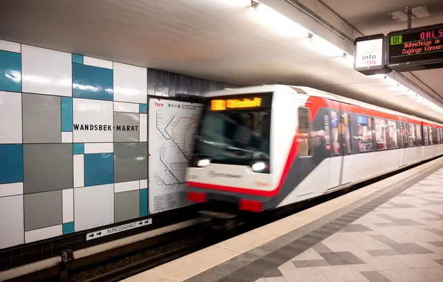 Ein Mann zerrte eine 18-Jährige vor eine einfahrende U-Bahn an der Haltestelle «Wandsbek-Markt». | Foto: Daniel Bockwoldt/dp
