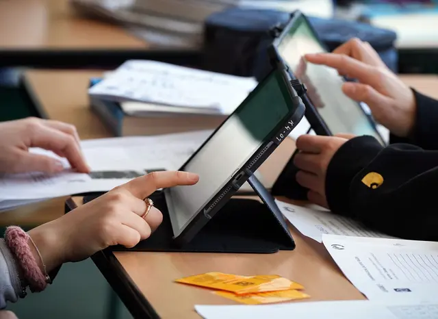 Tablets im Klassenzimmer sind das sichtbare Zeichen für die Digitalisierung der Schulen. | Foto: Soeren Stache/dpa (Symbolbild)