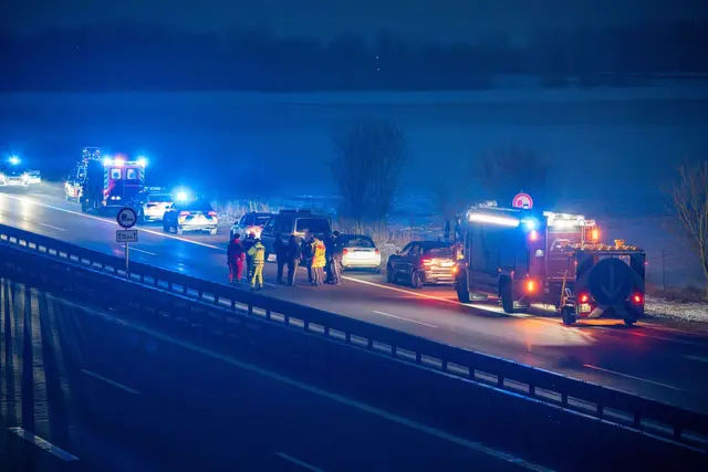 Die Polizei hat die A3 im Landkreis Regensburg in beide Richtungen gesperrt. | Foto: NEWS5 / Lars Haubner/NEWS5/dpa