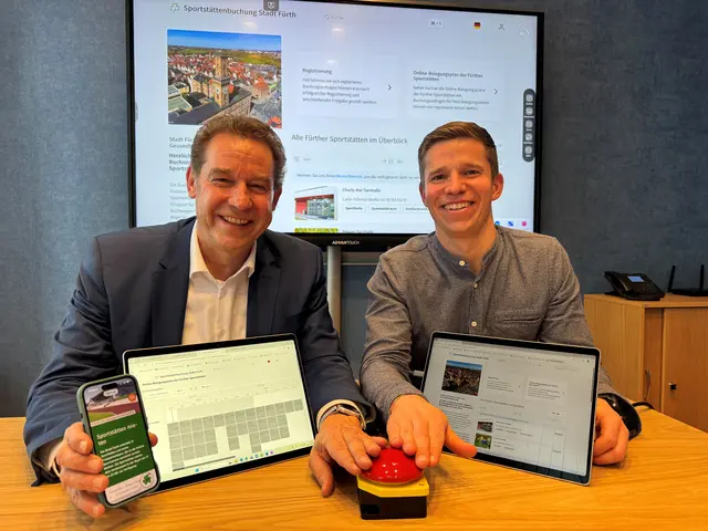 Sportbürgermeister Markus Braun und Julian Gutbrod, Leiter des Amts für Sport und Gesundheitsförderung (re.) beim Startschuss für das neue digitale Sportstättenbuchungssystem Locaboo. | Foto: Stadt Fürth, Kathrin Kröniger 