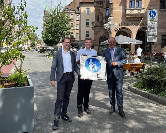 Erweiterung der Fußgängerzone in der Königstraße: Vor fast vier Jahren haben  (v.l.) Planungs- und Baureferent Daniel F. Ulrich, Oberbürgermeister Marcus König und Bürgermeister und Erster Werkleiter des Servicebetriebs Öffentlicher Raum Nürnberg (Sör) Christian Vogel, die neuen Abschnitte der Fußgängerzone in der Lorenzer Altstadt der Öffentlichkeit übergeben. | Foto: Sven Heublein / Stadt Nürnberg
