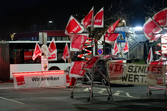 Der Warnstreik ist Teil der laufenden Tarifverhandlungen für die Beschäftigten im kommunalen Nahverkehr. | Foto: Henning Kaiser/dpa