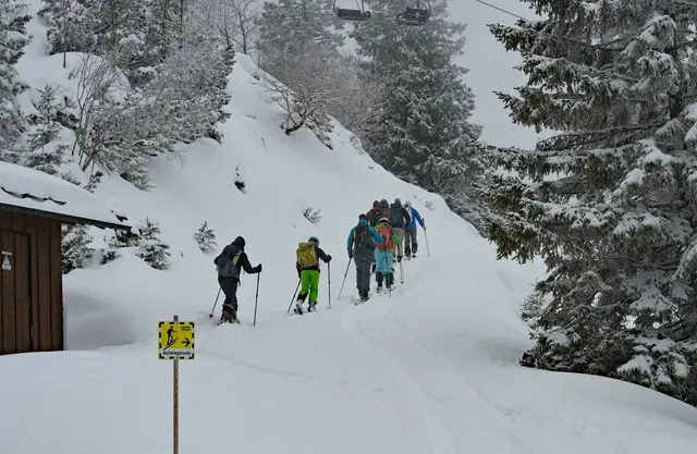 Tourengeher sind bei Garmisch-Partenkirchen auf einer ausgewiesenen Route unterwegs. | Foto: Malin Wunderlich/dpa (Symbolbild)