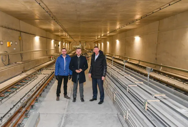 Erweiterung der U-Bahn-Linie U3 (v.l.): Planungs- und Baureferent Daniel F. Ulrich, Oberbürgermeister Marcus König und Tim Dahlmann-Resing, Sprecher der VAG Nürnberg, haben sich über den aktuellen Stand der Baustelle am künftigen U-Bahnhof Gebersdorf informiert. | Foto: Stadt Nürnberg/Christine Dierenbach