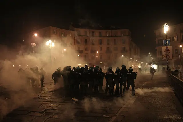 Mindestens 100 Sicherheitskräfte wurden bei den Krawallen verletzt. | Foto: Marco Alpozzi/LaPresse via ZUMA Press/dpa