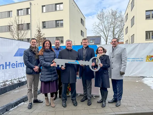 Auf dem Foto (v.l.): Fabian König, Geschäftsführer der BayernHeim GmbH, Kristina Frank, Geschäftsführerin der Baunova Bayern GmbH, Daniel Ulrich, Baureferent der Stadt Nürnberg, Bayerns Bauminister Christian Bernreiter, Marcus König, Oberbürgermeister der Stadt Nürnberg, Dr. Andrea Heilmaier, Wirtschaftsreferentin der Stadt Nürnberg und Dr. Sebastian Greim, Geschäftsführender Gesellschafter der Eckpfeiler Immobilien Nürnberg GmbH.
 | Foto: StMB