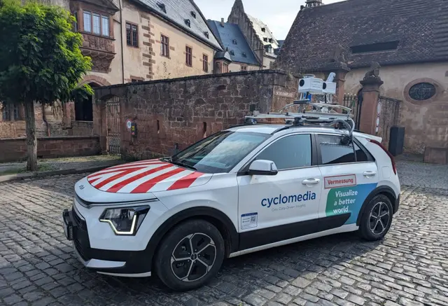 Dieses Fahrzeug der Firma Cyclomedia erstellt vom 9. Februar bis 9. März hochauflösende Aufnahmen von Fürth.  | Foto: Cyclomedia