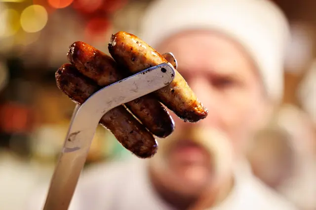 Die Bratwurst ist wahrscheinlich für viele Menschen das Typischste für Franken. Doch die Längen der Würste variieren von Region zu Region erheblich. | Foto: Daniel Karmann/dpa (Archivbild)