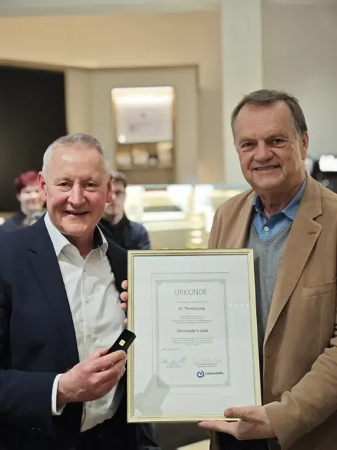 Robert Wäger (re.), Vorstandsmitglied der Bundesvereinigung Lebenshilfe überreicht die Goldene Ehrennadel an Oberbürgermeister Dr. Thomas Jung (li.). Er steht seit 30 Jahren als erster Vorsitzende der Lebenshilfe Fürth vor. | Foto: Lebenshilfe Fürth e.V.