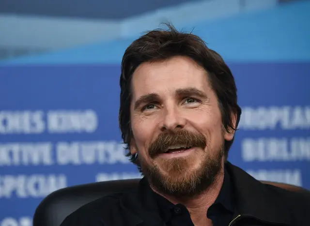 Oscar-Preisträger Christian Bale erzählte, wie er langes Stillsitzen in der Maske überbrückte.  | Foto: Ralf Hirschberger/dpa (Archivbild)