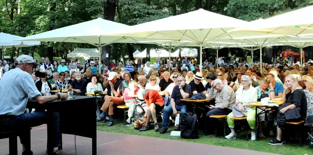 Beim Erlanger Poet*innenfest wird viel gelesen, diskutiert und zugehört, wie hier mit dem Erlanger Autor Tommie Goerz (#JockiFoto) | Foto: JockiFoto, Erlangen