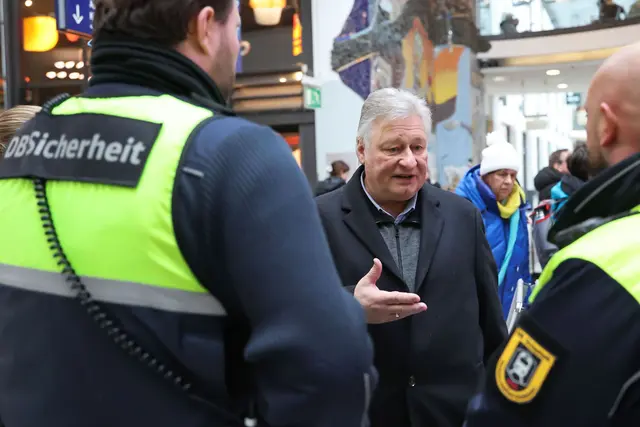 Martin Burkert nahm am Nürnberger Bahnhof an der Schweigeminute für den getöteten Zugbegleiter teil. | Foto: Daniel Löb/dpa