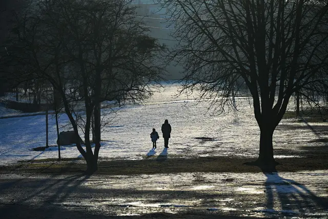 Noch ist der Winter nicht vorbei. In Teilen Bayerns könnte es wieder leicht schneien. (Archivbild) | Foto: Malin Wunderlich/dpa
