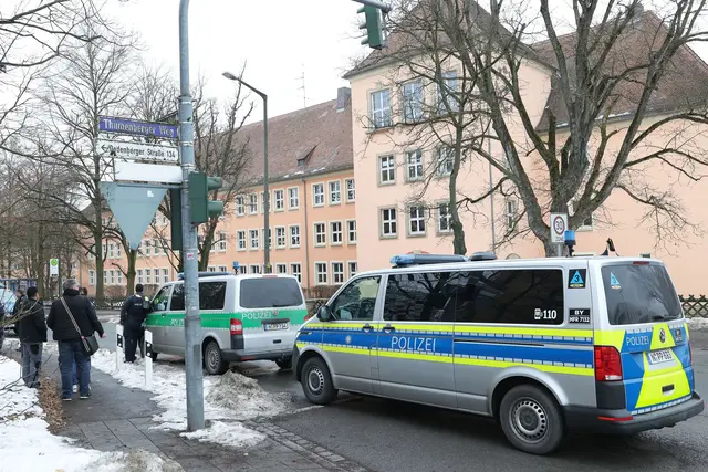 Polizisten sperrten das Schulgelände ab und durchsuchten das Gebäude. | Foto: Daniel Löb/dpa