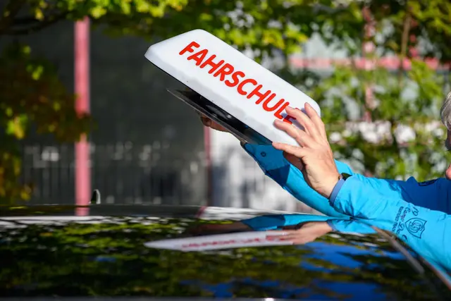 Fahrschulen melden deutlich weniger neue Fahrschüler. | Foto: Klaus-Dietmar Gabbert/dpa