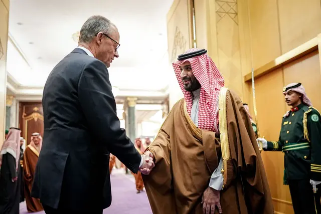 Einst geächtet, wird der saudische Kronprinz inzwischen wieder hofiert. | Foto: Kay Nietfeld/dpa