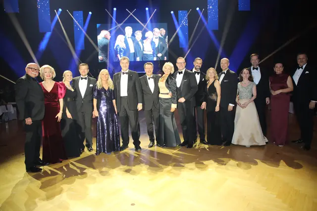 Bei der Eröffnung: Bayerns Ministerpräsident Dr. Markus Söder mit Gattin Karin Baumüller-Söder mit (von links nach rechts):  Prof. Dr. Julia Lehner mit Ehemann &amp; Unternehmer Gerd Schmelzer,  Nürnbergs OB Marcus König mit Ehefrau Anke, Gastgeber MdB Michael Frieser mit Gattin Stefanie, CDU-Politiker Jens Spahn mit Ehemann Daniel Funke, CSU-Fraktionsvorsitzender Andreas Krieglstein mit Gattin Ulrike, Wirtschaftsreferentin Dr. Andrea Heilmaier mit Ehemann Tobias und Nürnbergs Schulreferentin Cornelia Trinkl mit Ehemann &amp; LGA-Vorstand Hans-Peter. | Foto: Jürgen Friedrich / Peter Budig. Impressionen vom Ball der Union 2026.