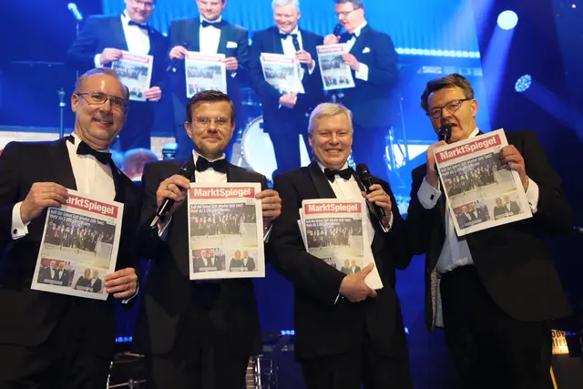 Präsentieren die Mitternachtszeitung des MarktSpiegel (v.l.): Simon Röschke, Marcus König, Harald Greiner und Michael Frieser. | Foto: Jürgen Friedrich/Peter Budig