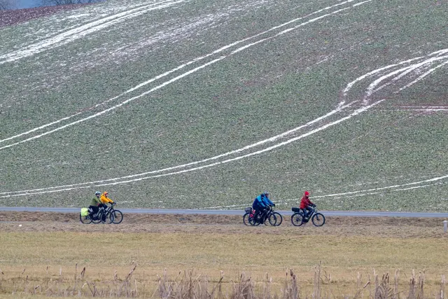 Der Dienstag startet mit Frost und mancherorts Nebel. Am Mittwoch droht wieder örtlich Glatteis durch überfrierende Nässe. | Foto: Pia Bayer/dpa