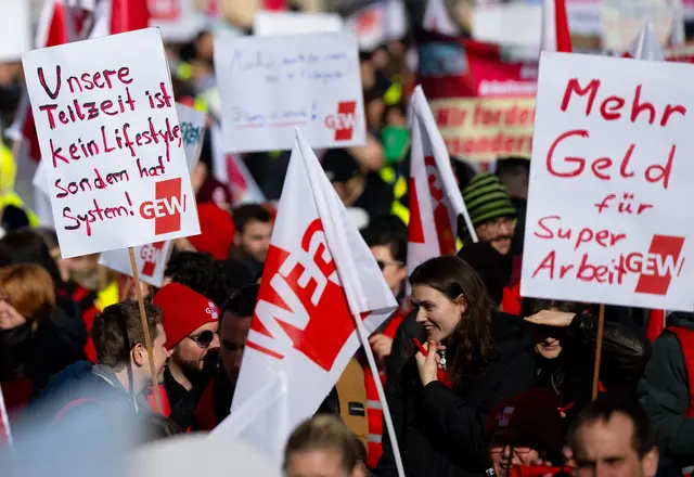 «Unsere Teilzeit ist kein Lifestyle, sondern hat System!», steht auf einem Schild bei dem Warnstreik.  

 | Foto: Sven Hoppe/dpa