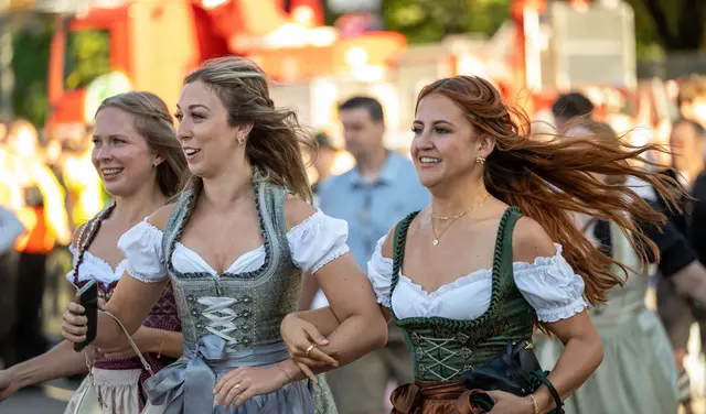 Eintritt fürs Oktoberfest? Laut einer Umfrage haben viele Deutsche damit kein grundsätzliches Problem. | Foto: Leonie Asendorpf/dpa