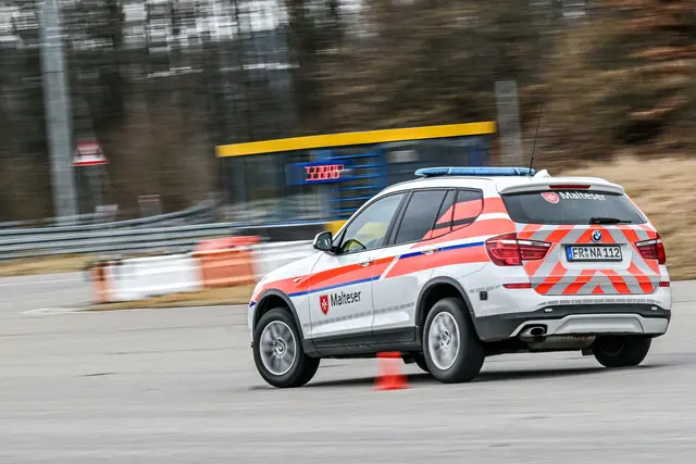 Rallye-Fahrerin Jutta Kleinschmidt schult Einsatzkräfte des Malteser-Rettungsdienstes hinter dem Steuer. | Foto: Jason Tschepljakow/dpa