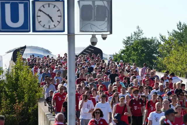 Weil der Nahverkehr stark eingeschränkt ist, sollten die Fans für den Weg zum Münchener Stadion mehr Zeit einplanen.  | Foto: Soeren Stache/dpa/Archivbild