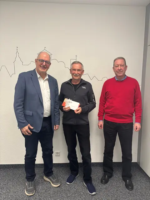 Bürgermeister Thomas Zwingel (l.) und Kulturamtsleiter Gerhard März (r.) verabschieden Stadtfotograf Werner Schieche. | Foto: Stadt Zirndorf