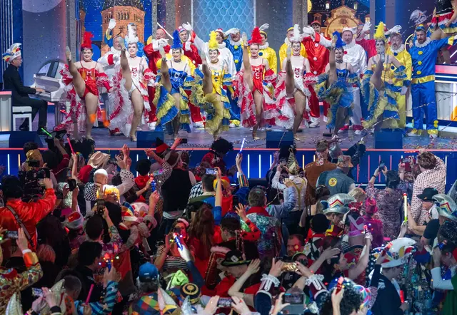 Generationsübergreifend: Die Fernsehsitzung «Mainz bleibt Mainz, wie es singt und lacht» hat eine lange Tradition.  | Foto: Boris Roessler/dpa