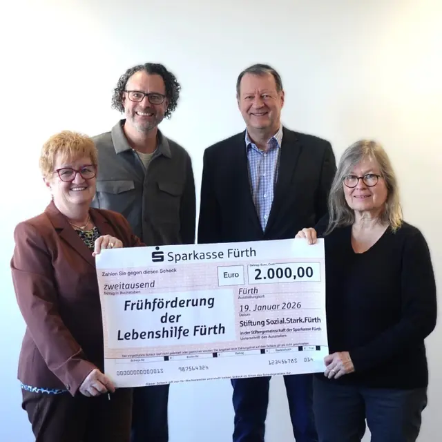 Bei der Spendenübergabe der Stiftung Sozial.Stark.Fürth überreichen Elisabeth Reichert (li.) und Stefan Hertel (re.) eine Spende in Höhe von 2.000 Euro an die Frühförderung der Lebenshilfe Fürth. Entgegengenommen wurde sie von Nils Ortlieb, Geschäftsführer und Ulrike Gundlach, Bereichsleiterin der Kind und Eltern-Frühförderung Fürth. | Foto: Lebenshilfe Fürth