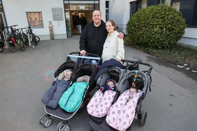 Zwei Zwillingspaare im Kinderwagen, eins im Bauch - Jasmin Schmidt und Andreas Rittner freuen sich wieder auf doppeltes Glück. | Foto: Daniel Löb/dpa