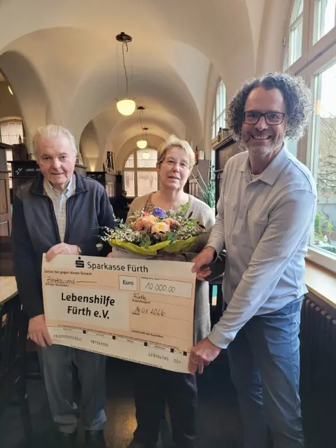 (v.l.n.r.): Das Stifterehepaar Bruno und Monika Soban übergibt die Jubiläumsspende an Geschäftsführer Nils Ortlieb. | Foto: Lebenshilfe Fürth e.V.