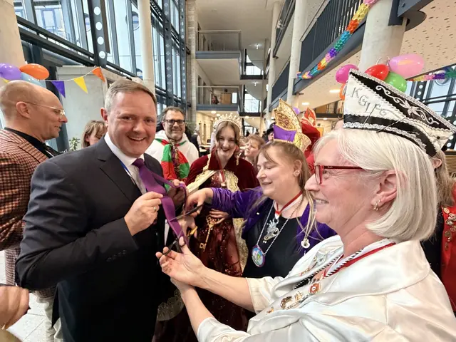 Schnipp, schnapp – Krawatte ab! Auch Landrat Bernd Obst musste beim traditionellen Krawattenschneiden seine Krawatte herhalten. | Foto: Roland Beck