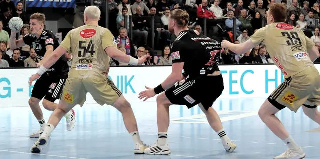 Die Schlussphase war ein richtiger Handball-Krimi, den der HC Erlangen (schwarzes Trikots) mit dem Schlusspfiff verlor (#JockiFoto)  | Foto: #JockiFoto #Erlangen