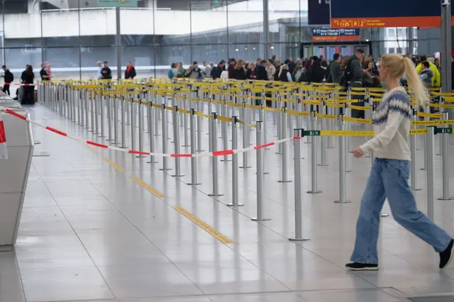 Der Betrieb am Flughafen Köln/Bonn war zeitweilig gestört. | Foto: Henning Kaiser/dpa