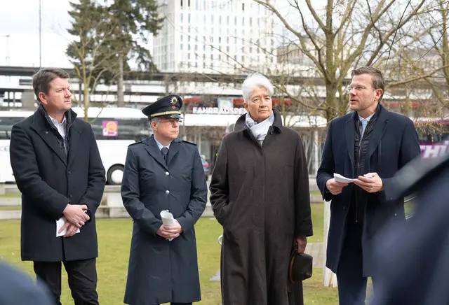Über die aktuellen Entwicklungen und künftige Maßnahmen zur Sicherheit im und um den Nürnberger Hauptbahnhof haben am Nelson-Mandela Platz (v. l.) der Staatssekretär im Staatsministerium des Innern, für Sport und Integration, Sandro Kirchner, Helen Townson, Leitende Polizeidirektorin und Leiterin der Bundespolizeidirektion Nürnberg, Petra Strohbach, Generalstaatsanwältin in Nürnberg, und Nürnbergs Oberbürgermeister Marcus König, informiert. | Foto: Stadt Nürnberg/Christine Dierenbach)