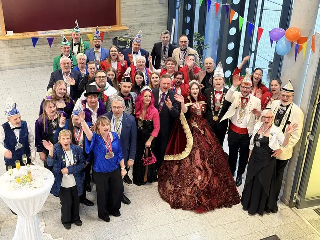 Alle acht Faschingsgesellschaften aus dem Landkreis Fürth präsentierten sich beim traditionellen Weiberfasching im Landratsamt in Zirndorf. | Foto: Roland Beck