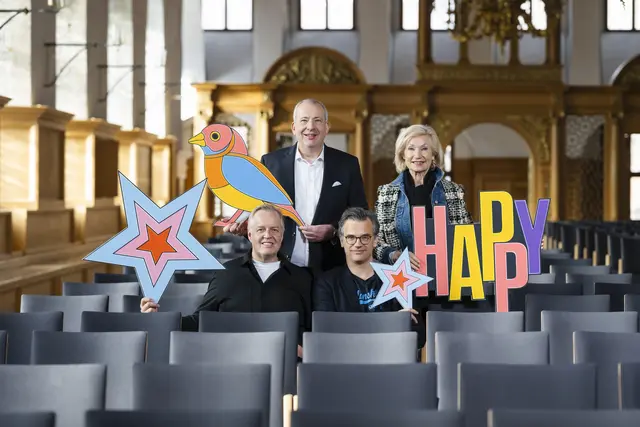 Stefan Schindler, Vorstandsvorsitzender der Sparda Bank Nürnberg, Bürgermeisterin Prof. Dr. Julia Lehner, Weltklasse-Schlagzeuger Wolfgang Haffner und Rainer Pirzkall, kommissarischer Leiter des Projektbüros Kultur, präsentieren erste Einblicke in das Jahresprogramm des Projektbüro Kultur. | Foto: UWE NIKLAS