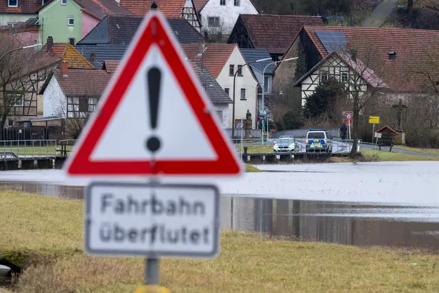 Einzelne Straßen sind überflutet. | Foto: Pia Bayer/dpa