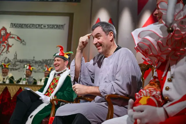 Söder wurde schuldig gesprochen. Eine der harten Strafen: er muss das Oktoberfest in München besuchen.  | Foto: Felix Kästle/dpa