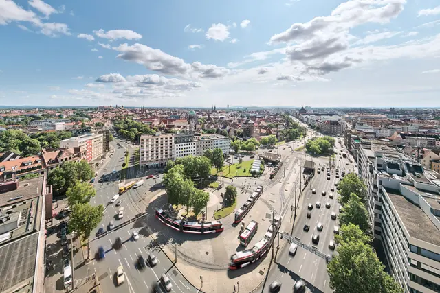 Der Plärrer soll ein neues Gesicht bekommen. Anlass sind die notwendige Sanierung der Decke des U-Bahn-Bauwerks, der Verschleiß der Straßenbahn-Infrastruktur und Setzungen im Umfeld des U-Bahnhofs. | Foto: © Christian Hertlein/Studio Höhn/Stadt Nürnberg