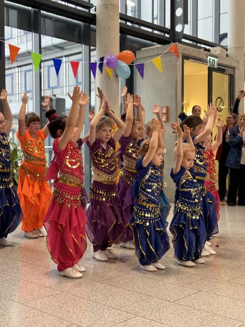 Die Kindertanzgruppen der Steiner Schlossgeister ‚Ameisen‘ und ‚Fliegengewichte‘ entzückten und begeisterten das Publikum. | Foto: Roland Beck
