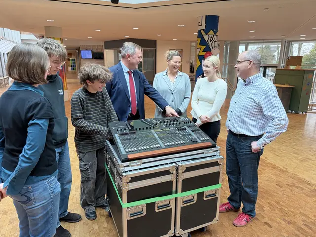 Landrat Bernd Obst (Mitte) bei der Übergabe des Mischpults in der Aula des Gymnasiums Stein. | Foto: Roland Beck