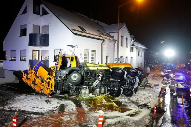 Ein Schneepflug kam ins Rutschen und prallte gegen eine Wand.  | Foto: David Oßwald/dpa