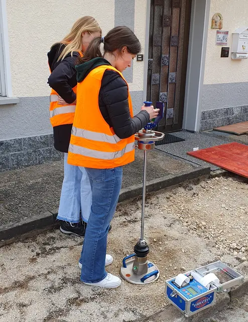 Zwei Teilnehmerinnen des Girls Days gewinnen Einblicke in die unterschiedlichen Aufgabenbereiche des Tiefbauamts. | Foto: Stadt Roth