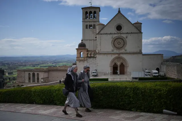 Der Heilige Franz von Assisi ruht in der Basilika San Francesco. (Archivbild) | Foto: Alessandra Tarantino/AP/dpa