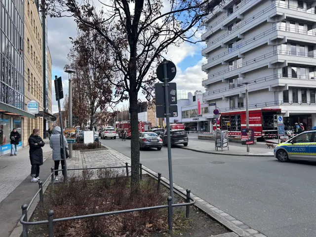 Eine verdächtige Substanz in einem Brief im Gewerkschaftsgebäude am Nürnberger Kornmarkt löste am Mittwochvormittag einen größeren Einsatz von Polizei und Feuerwehr aus.  | Foto: Harald Greiner
