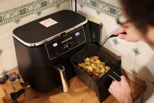 Ist der Korb befüllt, kann der Airfryer gestartet werden. | Foto: Christian Charisius/dpa