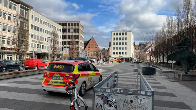 Eine verdächtige Substanz in einem Brief im Gewerkschaftsgebäude am Nürnberger Kornmarkt löste am Mittwochvormittag (18.02.2026) einen größeren Einsatz von Polizei und Feuerwehr aus.  | Foto: Nürnberger Hilfsorganisationen / SanEL