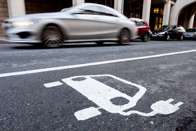 Im Alltagsbetrieb auf der Straße sind Plug-in-Hybride laut Fraunhofer ISI deutlich durstiger als auf dem Papier. (Archivbild) | Foto: Julian Stratenschulte/dpa/dpa-tmn
